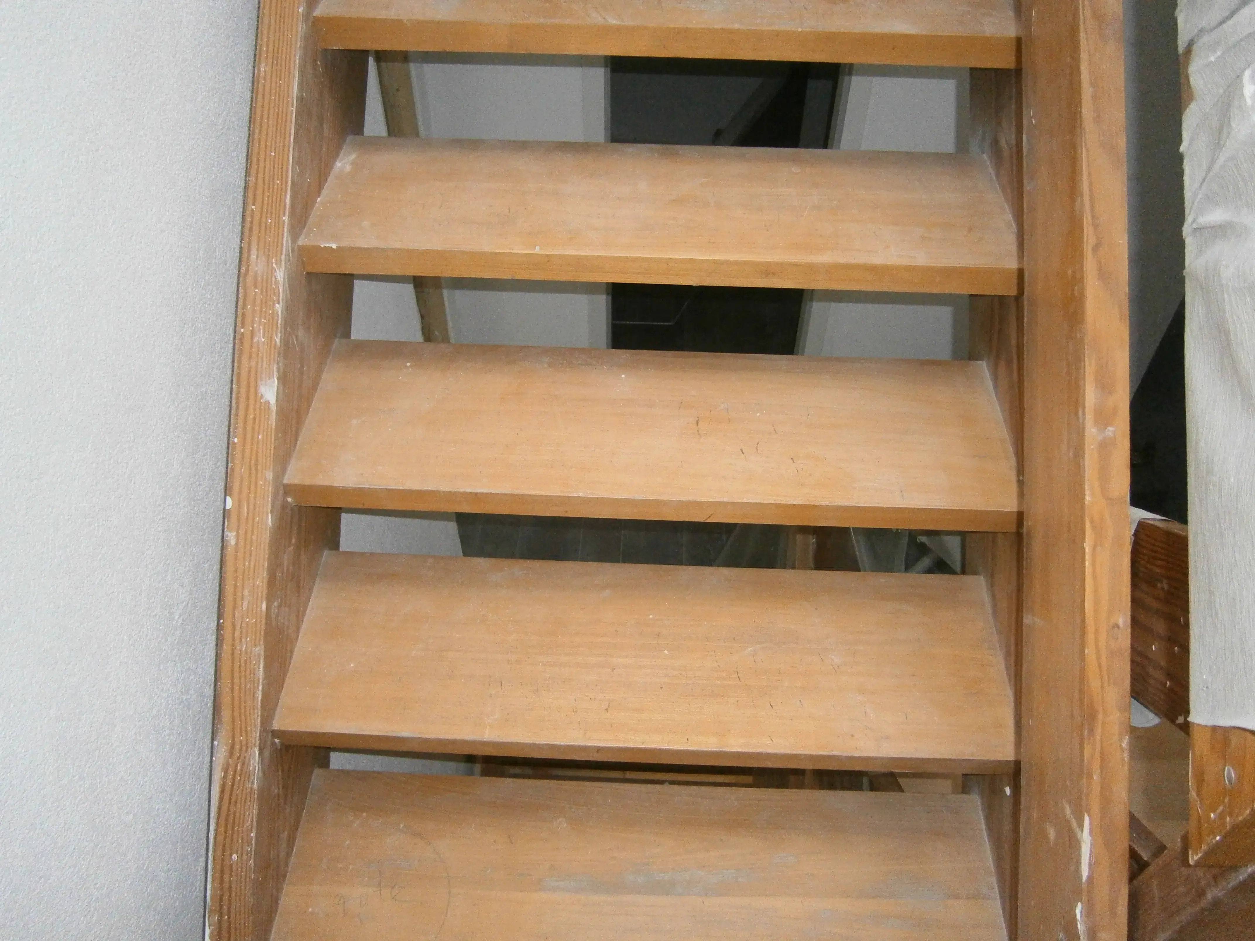 Holztreppe vor der Erneuerung
