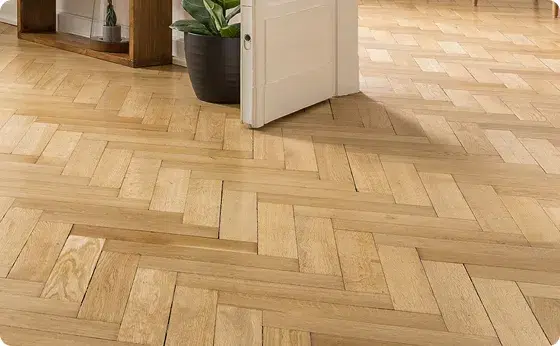 Fischgrätparkett aus heller Eiche in einem Wohnraum