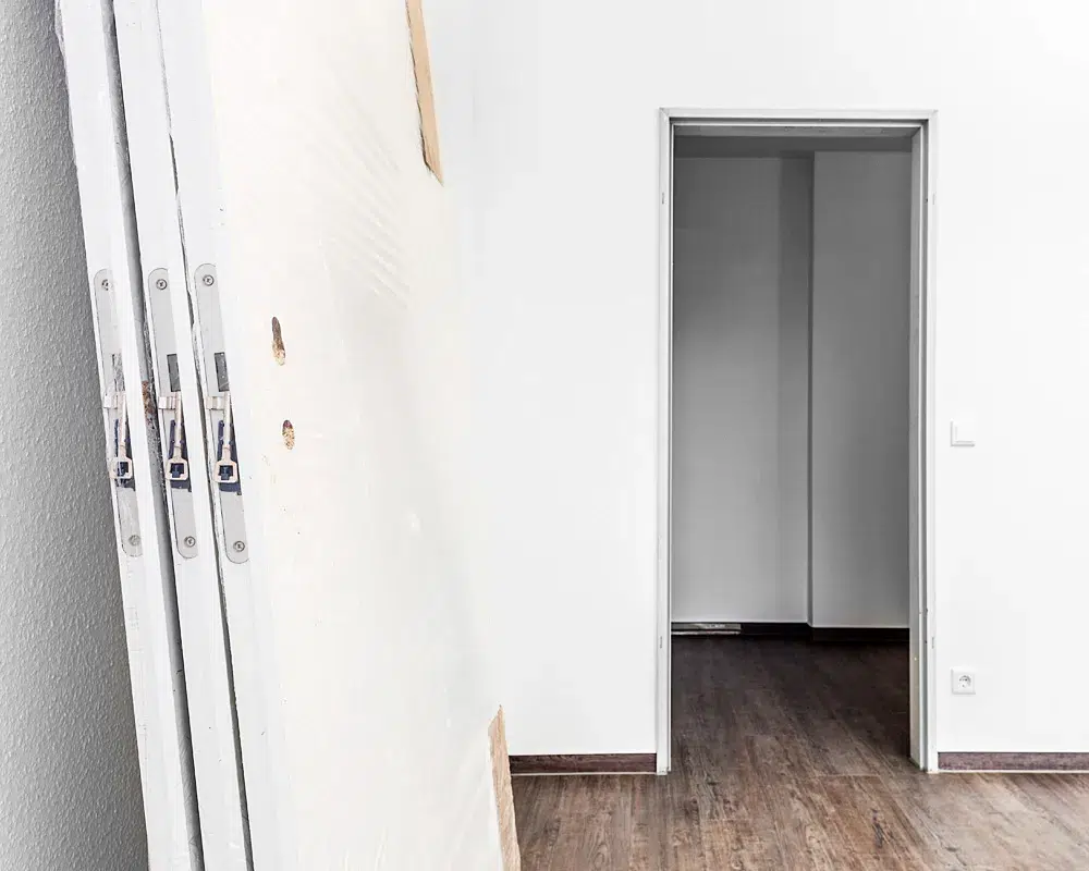 Demontage einer alten Innentür vor dem Einbau der neuen Zarge