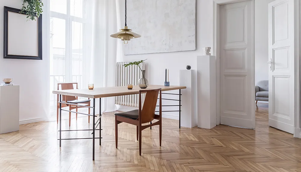 Helles Fischgrätparkett in einem hellen Altbau-Esszimmer