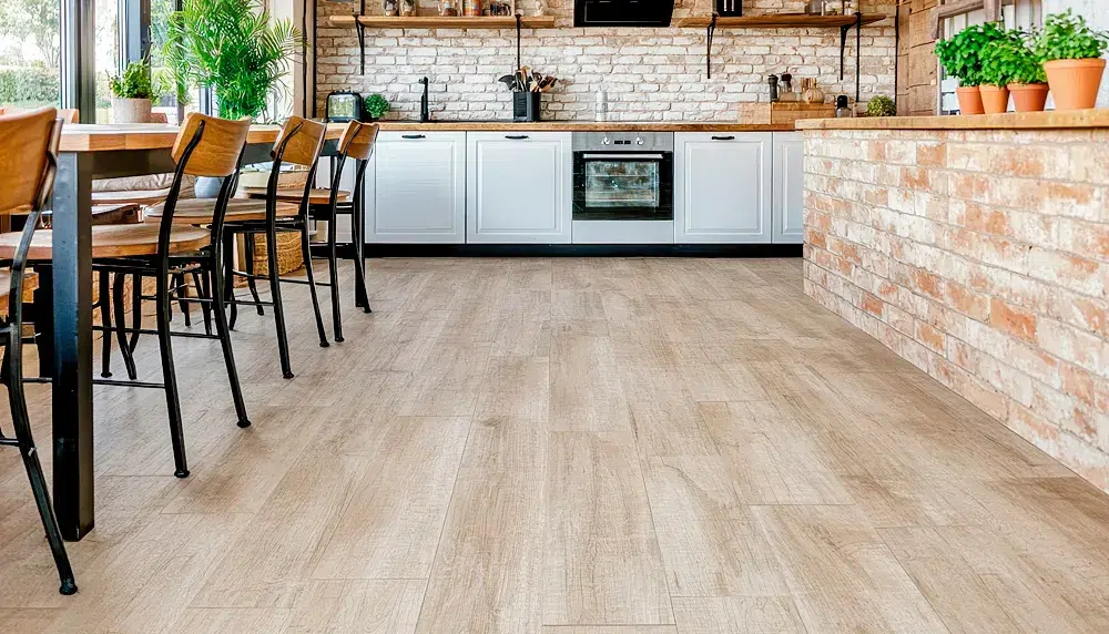 Pflegeleichter Vinyl-Designboden in Holzoptik in einer hellen Küche