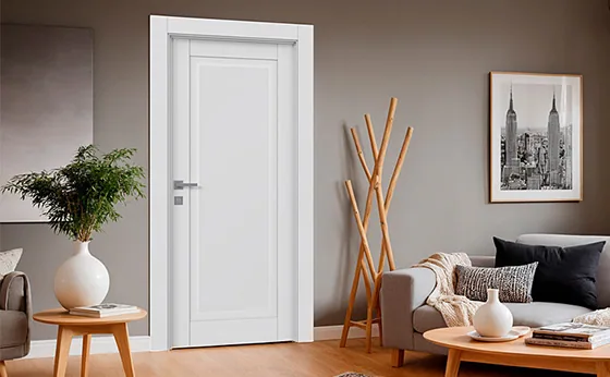 Weiße Innentür in einem modern eingerichteten Wohnzimmer