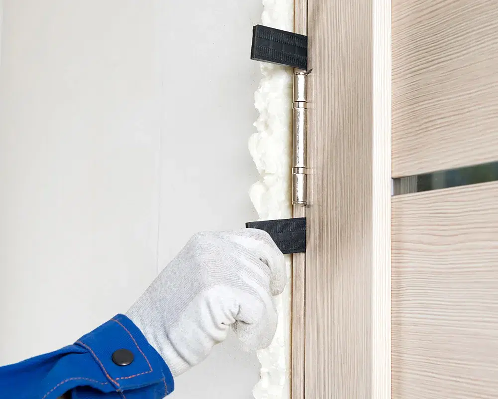 Fachgerechter Einbau einer Innentür mit Türband und Montageschaum