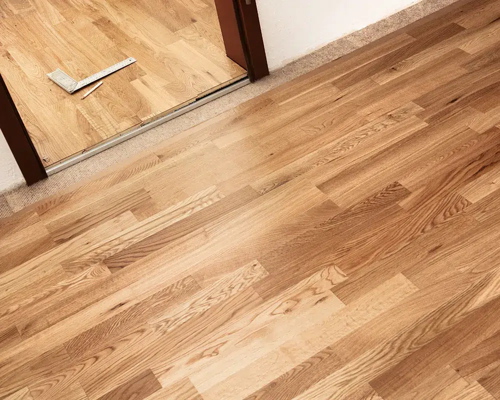 Fachgerecht verlegtes Parkett mit sauberem Fugenbild an einer Türschwelle