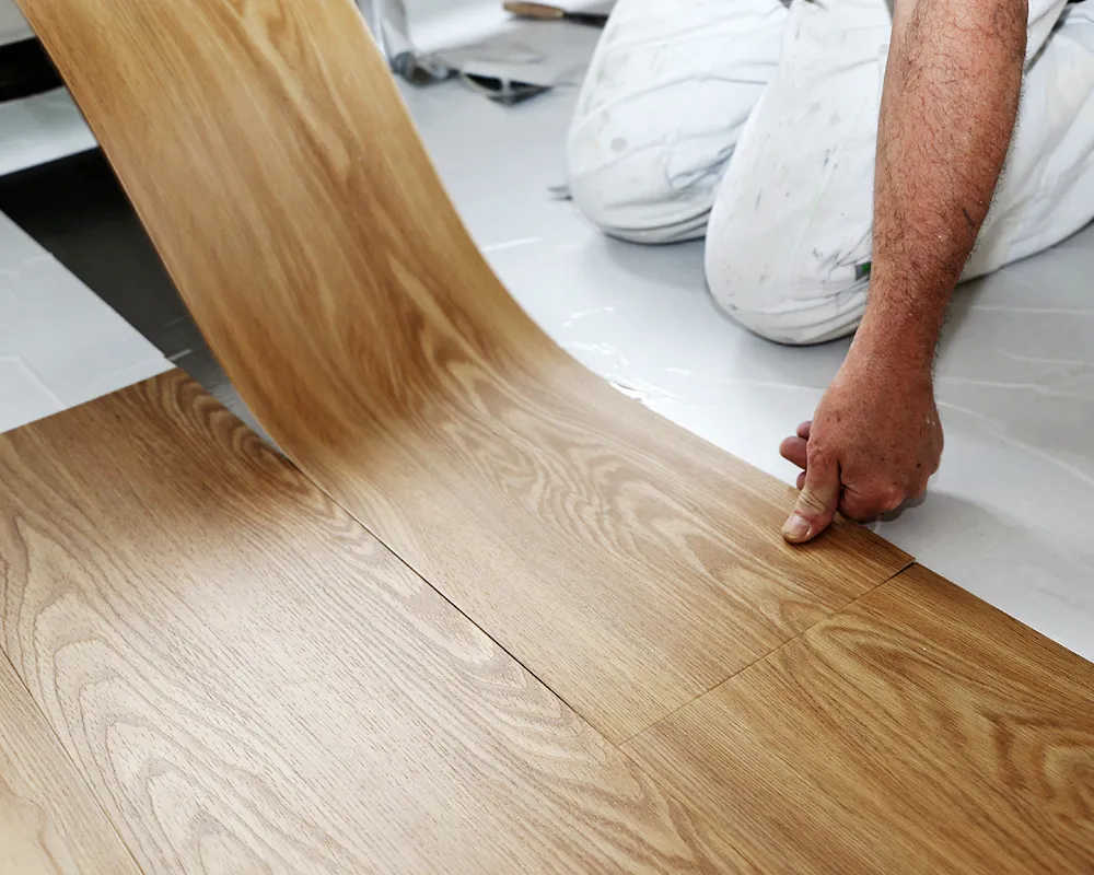 Verleger bringt Vinyl-Designboden in Holzoptik fachgerecht an