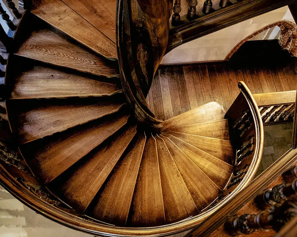 Alte Wendeltreppe aus Eiche mit gedrechseltem Geländer – Holztreppe renovieren