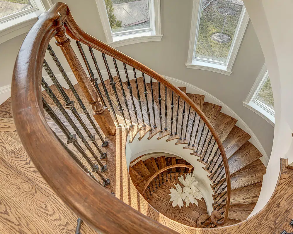 Alte Treppe renovieren: geschwungene Holztreppe mit Eichenstufen