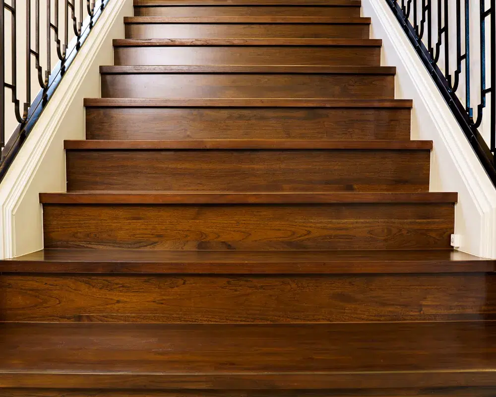 Treppensanierung in Esslingen: gerade Treppe mit dunklen Holzstufen
