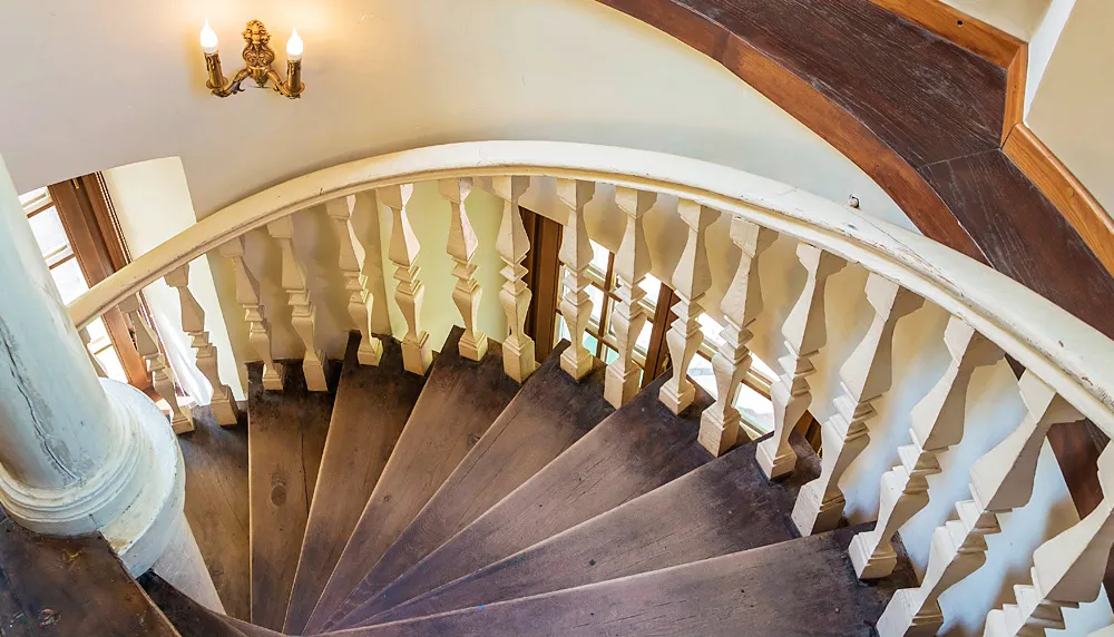 Treppe Zustand einschätzen: abgetretene Holzstufen einer alten Wendeltreppe