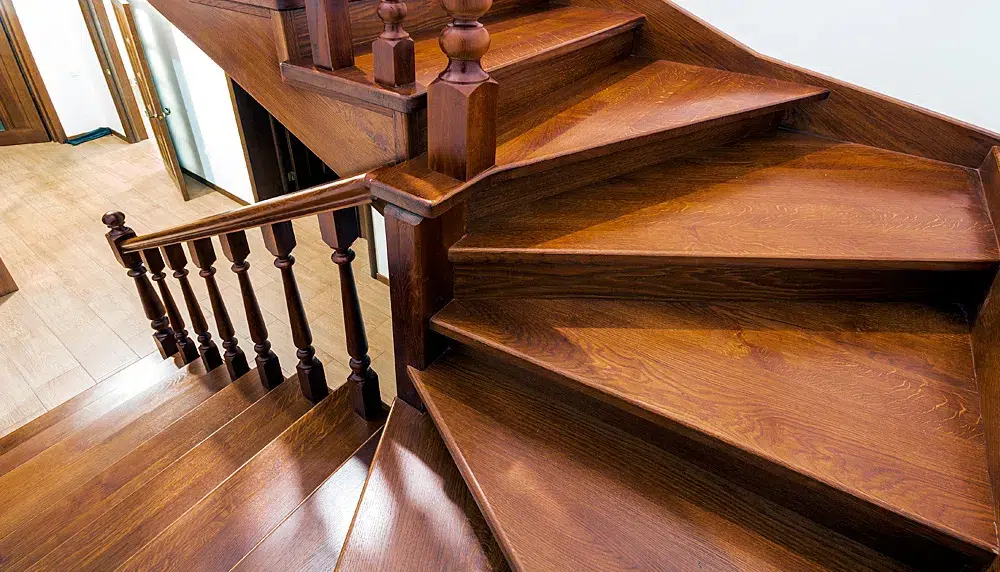 Gewendelte Treppe mit lackierten Hartholzstufen und gedrechselten Stäben
