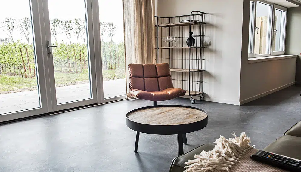 Vinylboden in Betonoptik mit Blick in den Garten – Wohnraum in Filderstadt