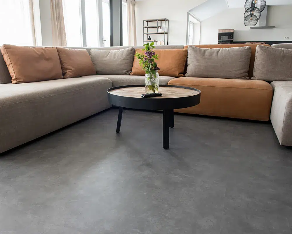 Grauer Vinylboden in Betonoptik in einem Wohnzimmer in Filderstadt
