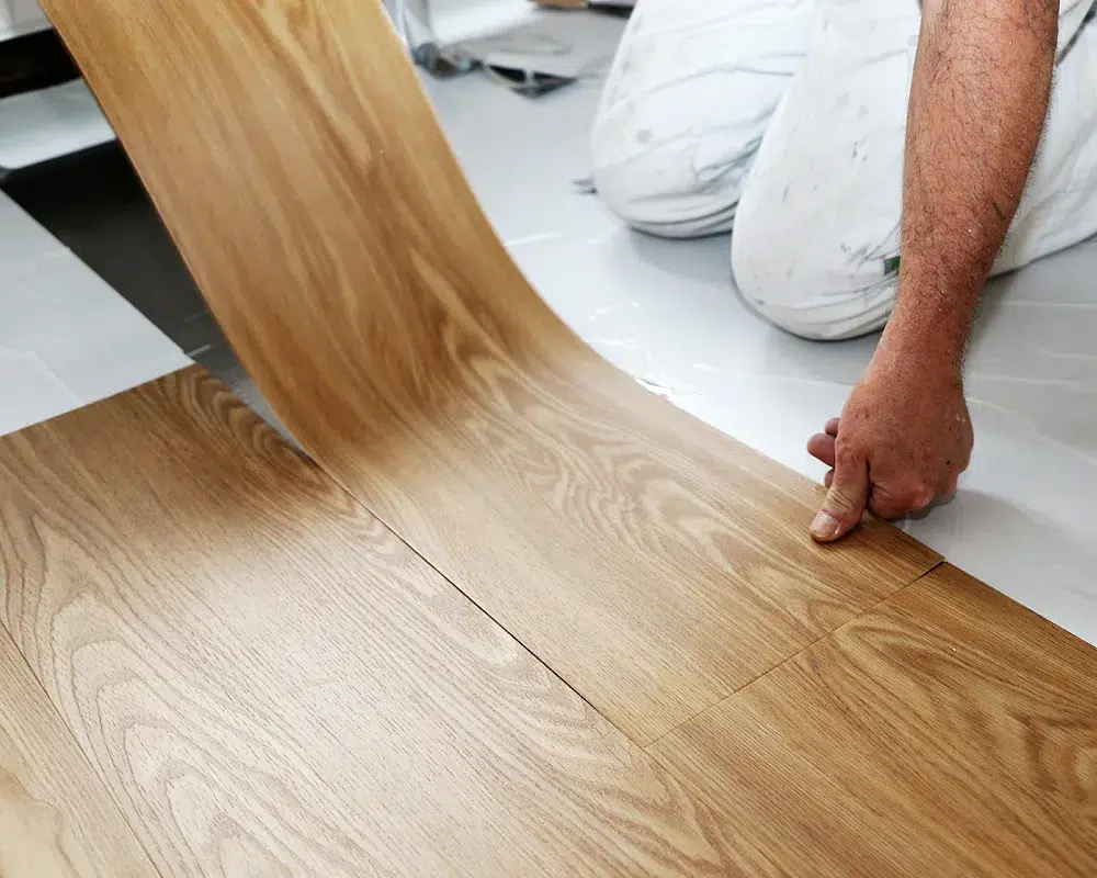 Vinylboden in Holzoptik wird in einem Raum in Filderstadt verlegt
